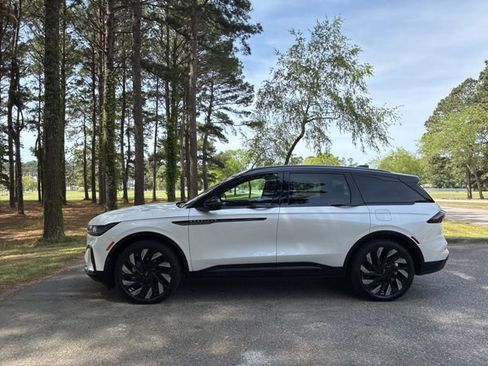 Used 2025 Lincoln Nautilus Reserve w/ Jet Appearance Package image 6