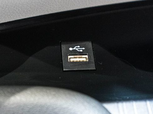 Certified 2025 Toyota Sienna LE FWD image 25