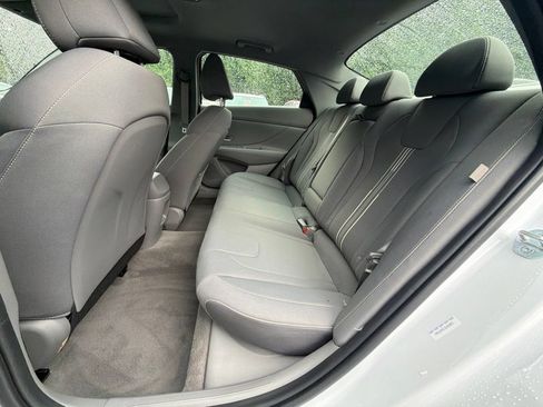 Certified 2025 Hyundai Elantra SEL FWD image 13