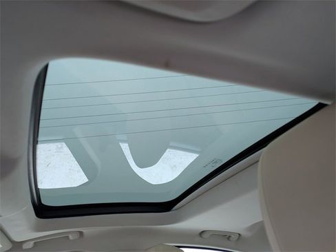 Used 2018 Jaguar XE Premium image 16