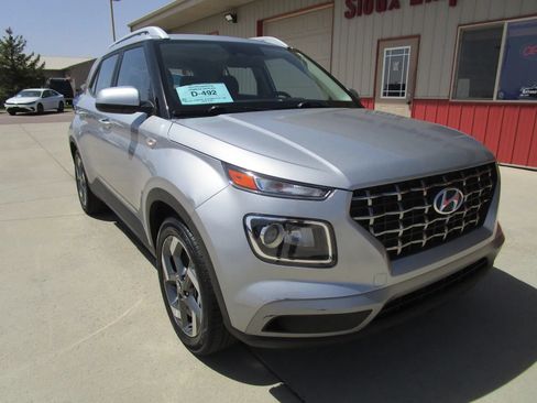 Used 2025 Hyundai Venue SEL FWD image 3