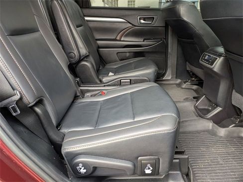 Used 2019 Toyota Highlander XLE image 27