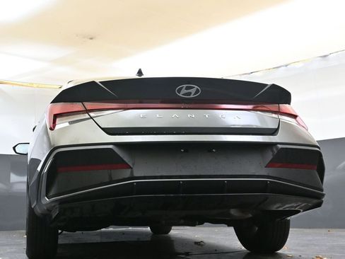 Certified 2025 Hyundai Elantra SE image 40