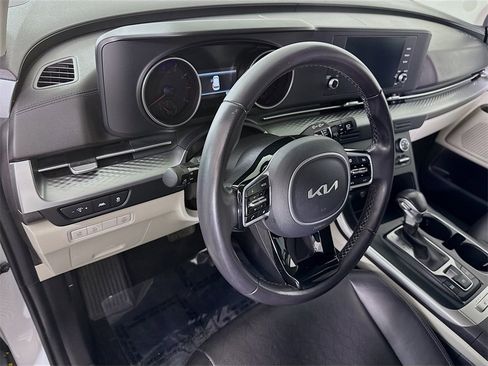 Used 2023 Kia Carnival LX image 18