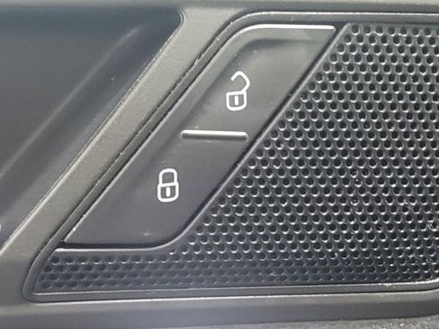 Used 2019 Volkswagen Tiguan SEL image 27