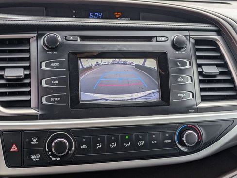 Used 2015 Toyota Highlander LE image 12