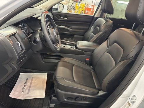 Used 2025 Nissan Pathfinder SL w/ SL Premium Package image 11
