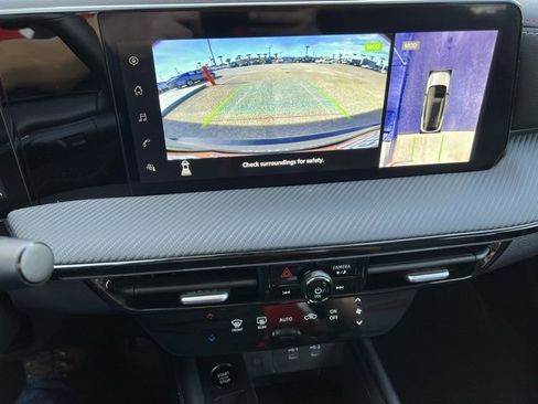 Certified 2025 Nissan Kicks SR image 12