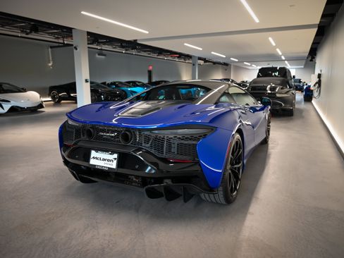 Used 2023 McLaren Artura RWD image 19