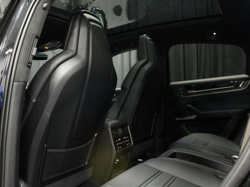 Certified 2025 Porsche Cayenne Turbo w/ Premium Package Plus AWD/4WD image 21