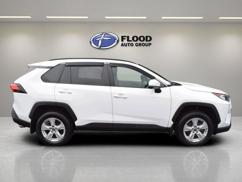 Used 2021 Toyota RAV4 XLE image 3
