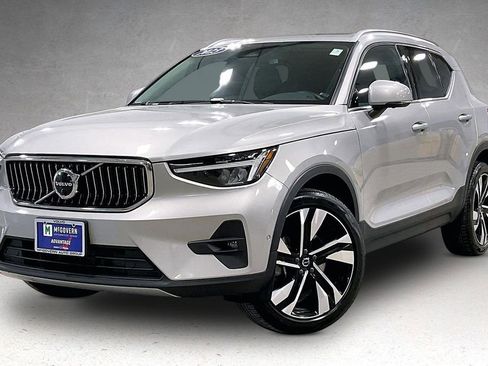 Used 2023 Volvo XC40 B5 Plus w/ Driver Assist Package AWD/4WD image 1