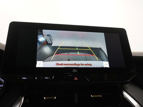 Used 2023 Toyota Venza XLE image 21