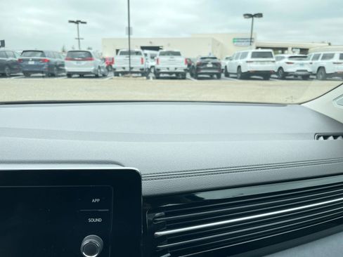 Used 2025 Volkswagen Jetta SE image 36