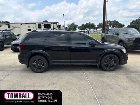 Used 2019 Dodge Journey Crossroad w/ Nav & Sun Group FWD image 2