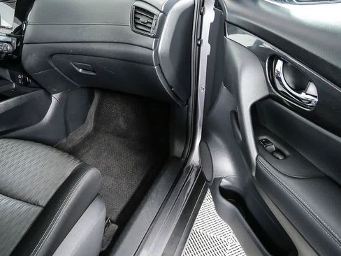 Used 2017 Nissan Rogue SV AWD/4WD image 23