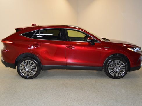 Used 2021 Toyota Venza Limited image 2