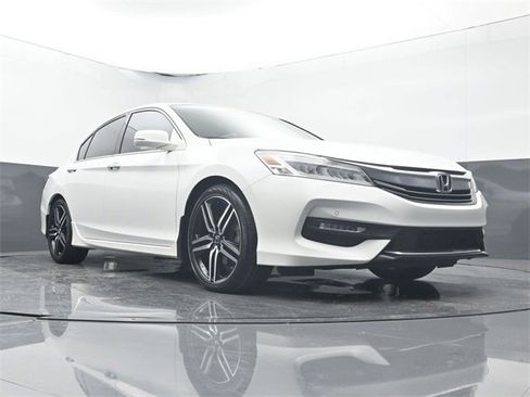 Used 2017 Honda Accord Touring image 13