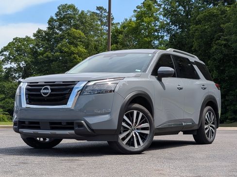 Used 2025 Nissan Pathfinder Platinum w/ Cargo Package FWD image 4