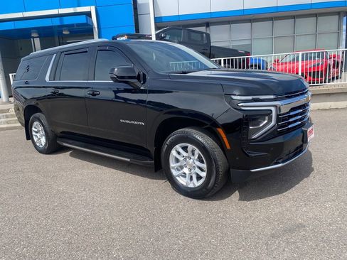 Used 2025 Chevrolet Suburban LT w/ Comfort Package AWD/4WD image 7