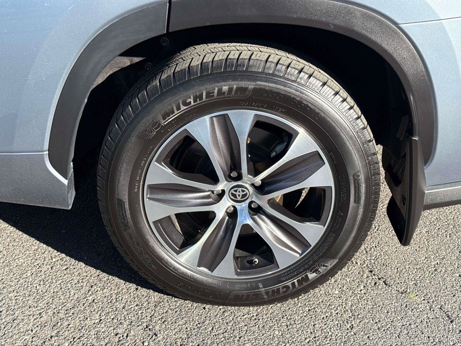 Used 2022 Toyota Highlander XLE AWD/4WD image 8