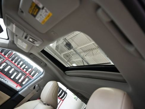 Used 2023 Toyota Highlander XLE AWD/4WD image 21