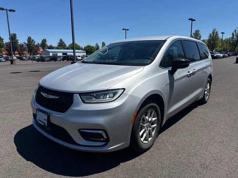 Used 2024 Chrysler Pacifica Touring-L FWD image 4