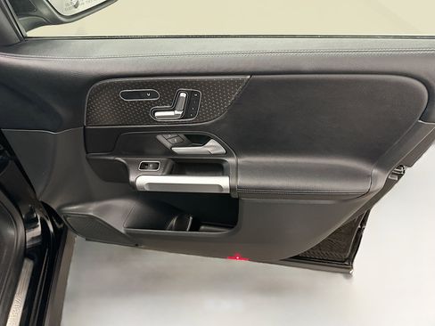 Used 2025 Mercedes-Benz GLB 250 GLB 250 image 33