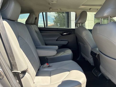 Used 2020 Toyota Highlander XLE FWD image 12