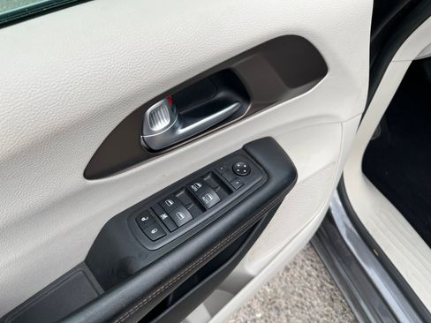 Used 2018 Chrysler Pacifica Touring Plus w/ Tire & Wheel Group FWD image 16