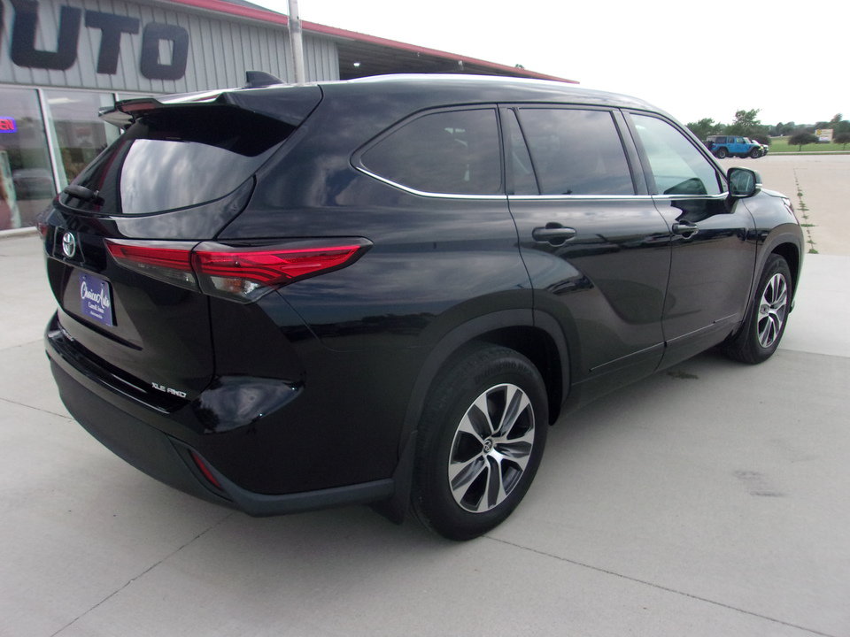 Used 2021 Toyota Highlander XLE AWD/4WD image 3