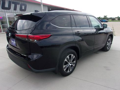Used 2021 Toyota Highlander XLE AWD/4WD image 3