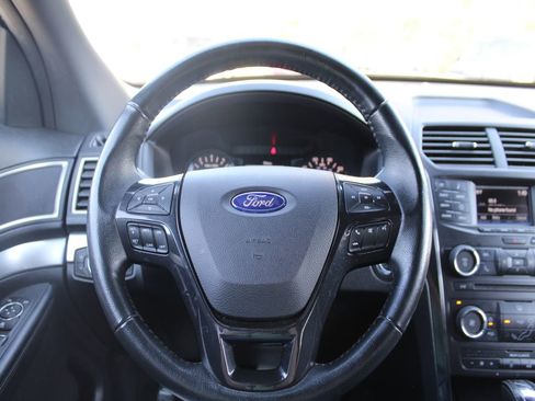 Used 2017 Ford Explorer XLT image 19