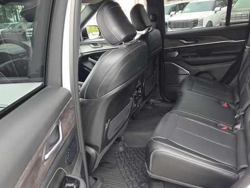 Used 2023 Jeep Grand Cherokee Overland AWD/4WD image 7
