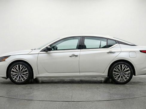 Used 2025 Nissan Altima 2.5 SV image 4