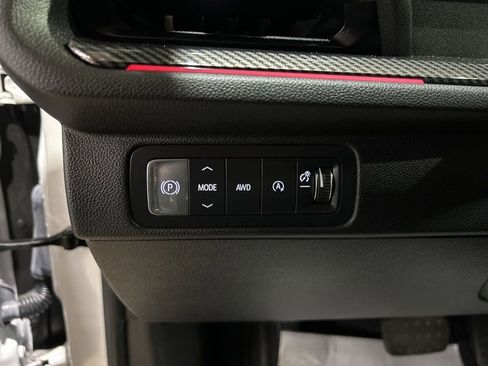 Used 2025 Chevrolet Traverse High Country AWD/4WD image 25