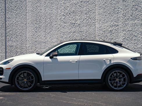 Used 2022 Porsche Cayenne Turbo GT AWD/4WD image 29