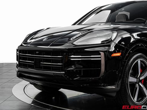 Used 2025 Porsche Cayenne Turbo image 12