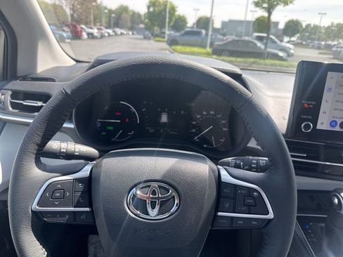 Used 2025 Toyota Sienna XLE image 11