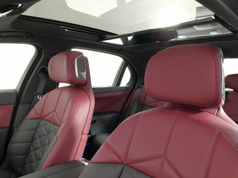 Used 2024 BMW 740i xDrive image 33