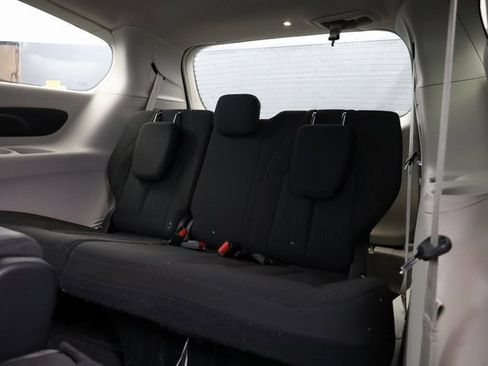 Used 2018 Chrysler Pacifica LX image 23
