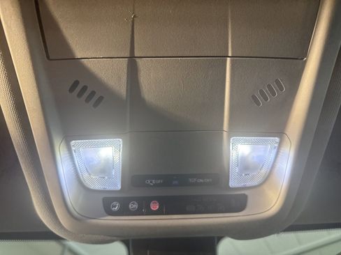 Used 2021 Chevrolet Equinox LT image 33