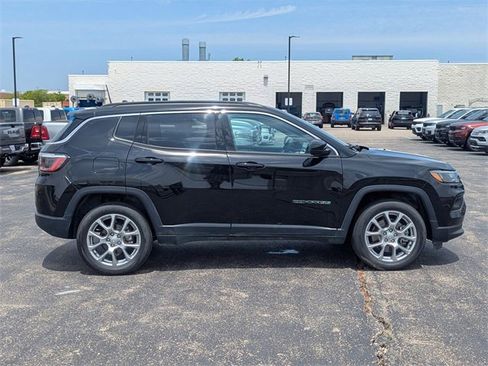 Used 2024 Jeep Compass Latitude image 2