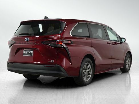 Used 2024 Toyota Sienna LE image 5
