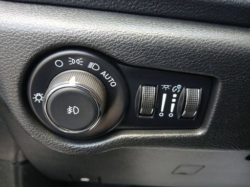 Used 2024 Chrysler Pacifica Limited FWD image 18