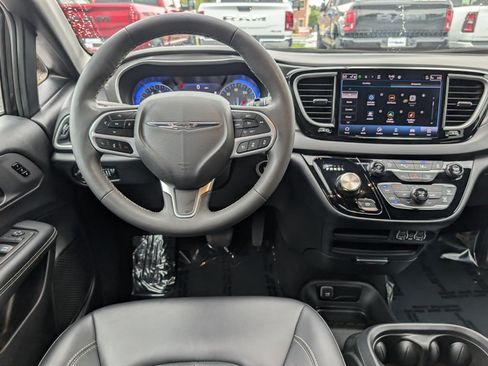 Used 2025 Chrysler Pacifica Select FWD image 18