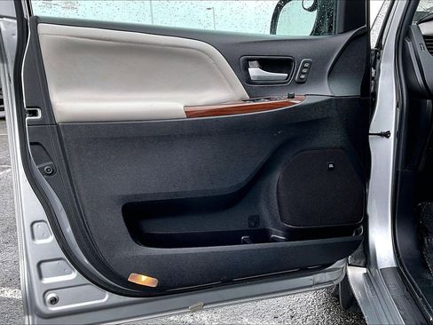 Used 2015 Toyota Sienna Limited Premium image 22