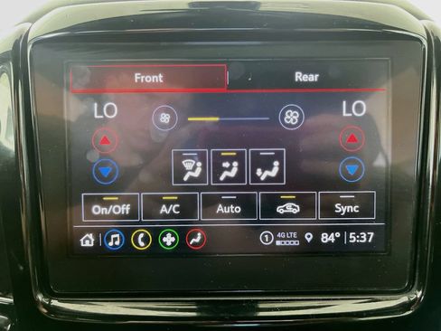 Used 2023 Chevrolet Traverse LT FWD image 16