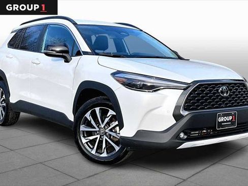 Certified 2025 Toyota Corolla Cross XLE image 3