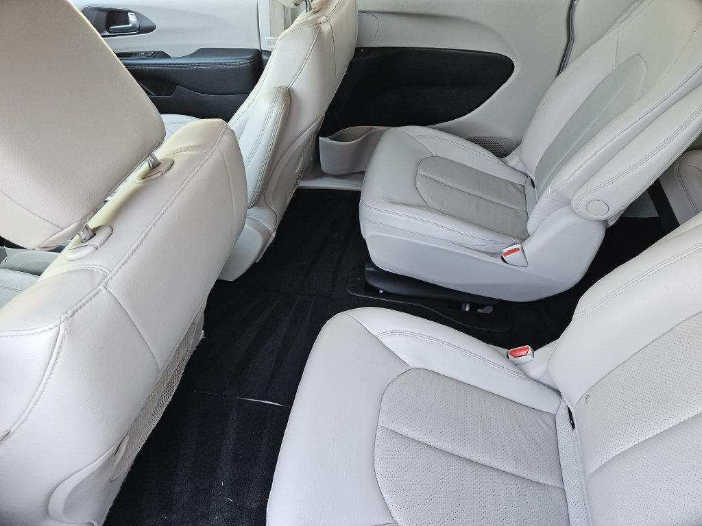 Used 2021 Chrysler Pacifica Touring-L FWD image 19